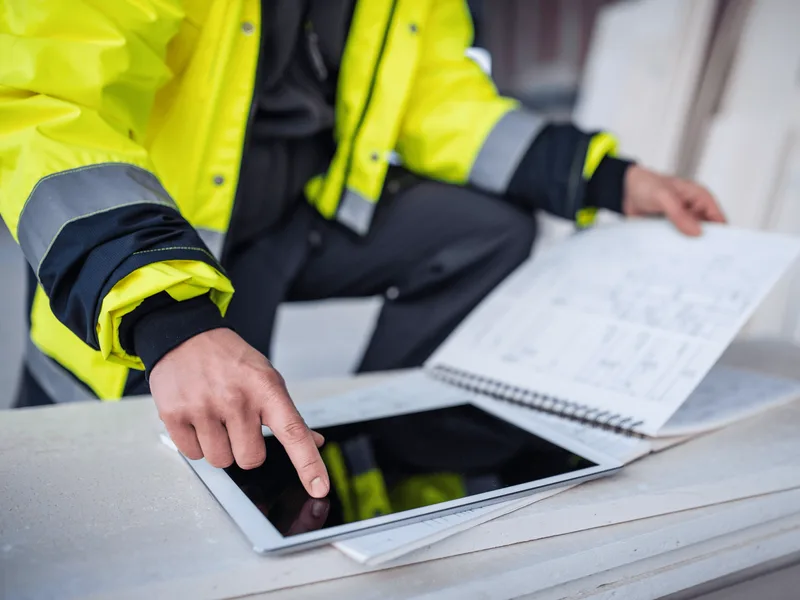 HPR-adviseur voert een interne audit uit op de werkvloer